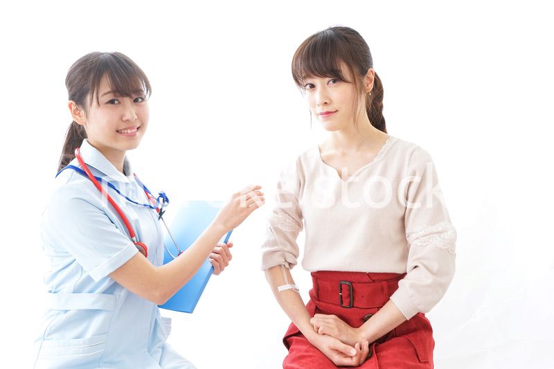 点滴をする女性と看護師