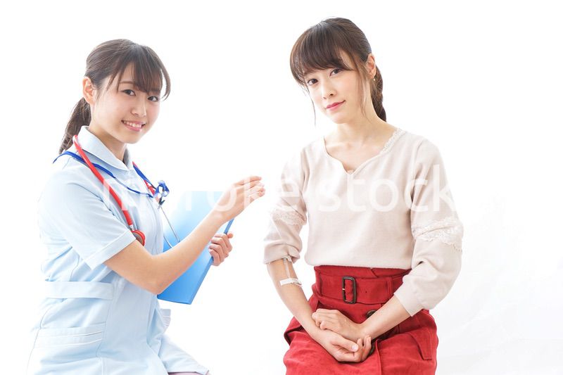 点滴をする女性と看護師