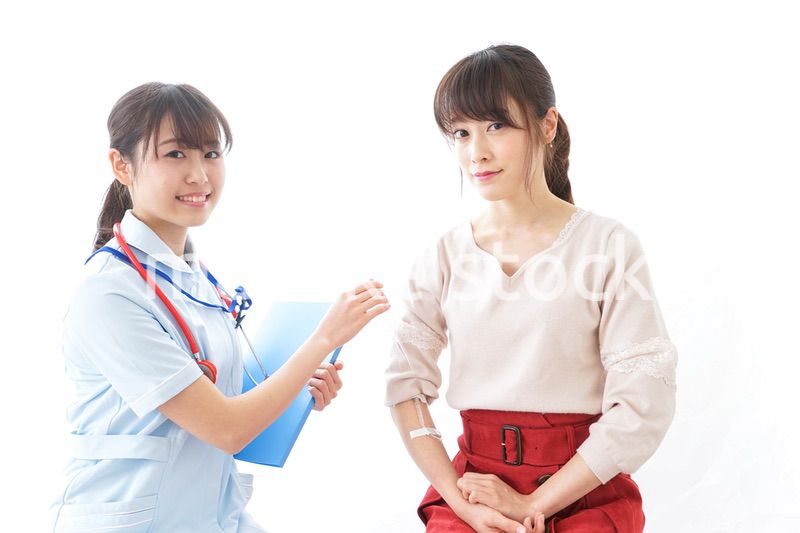 点滴をする女性と看護師