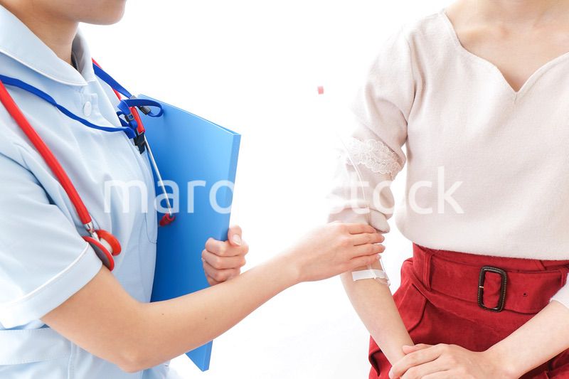 点滴をする女性と看護師