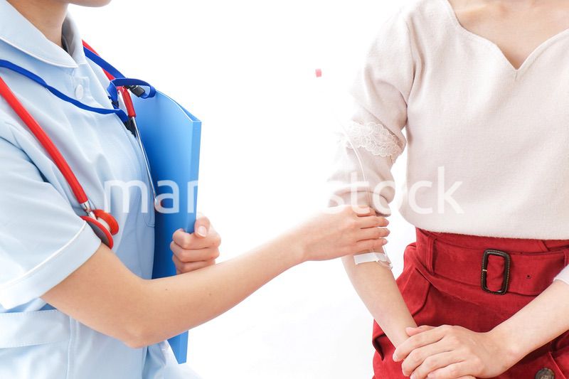 点滴をする女性と看護師