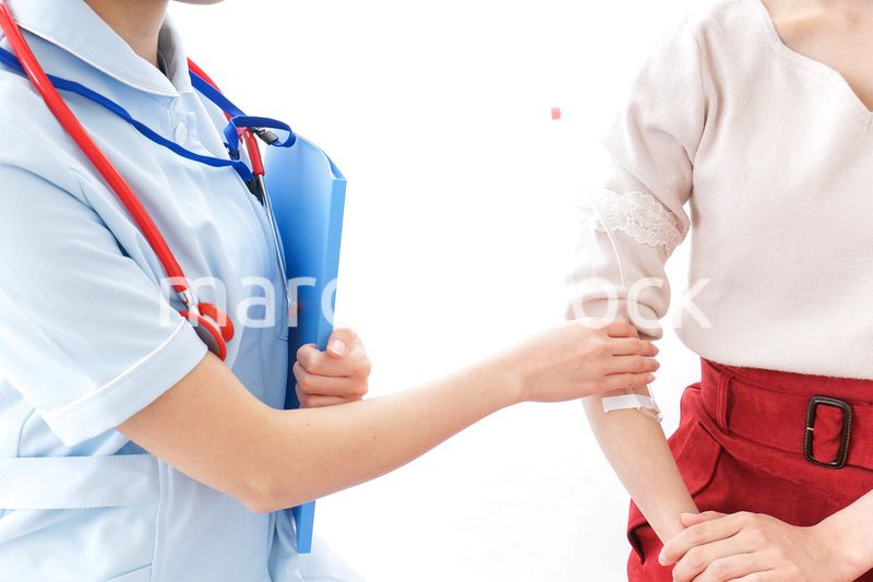 点滴をする女性と看護師