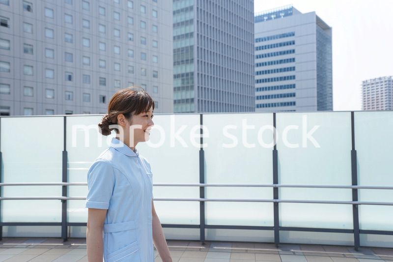 病棟を歩く看護師