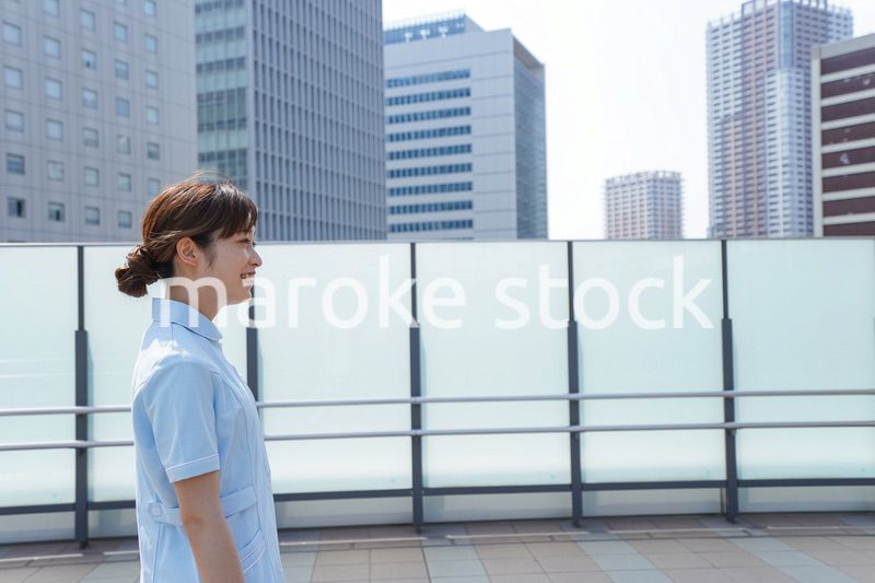 病棟を歩く看護師