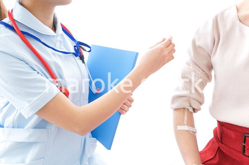 点滴をする女性と看護師