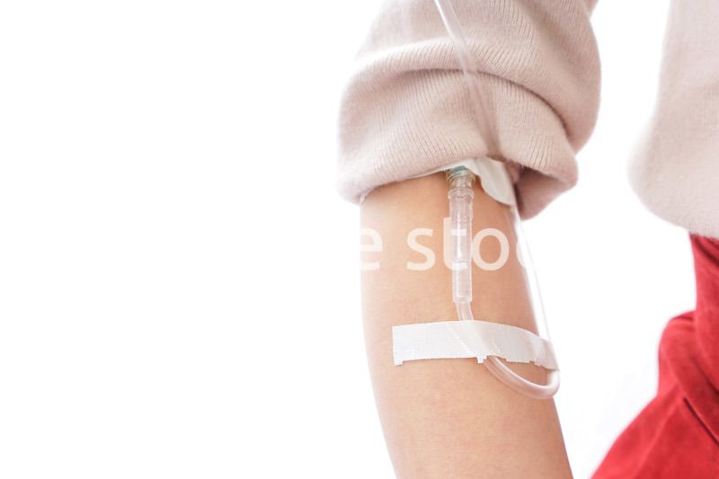 点滴をする女性と看護師