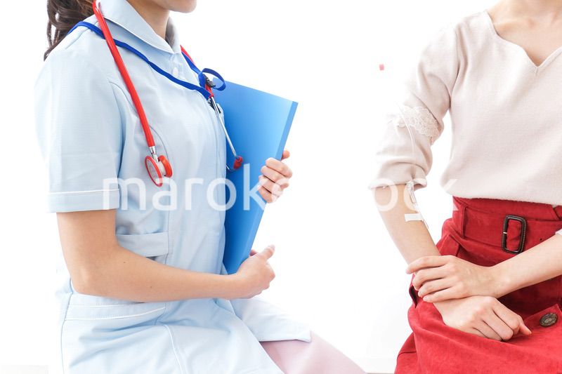 点滴をする女性と看護師