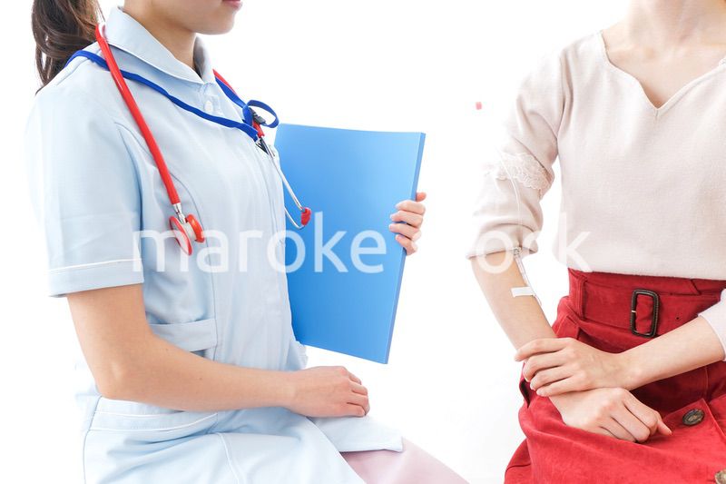点滴をする女性と看護師