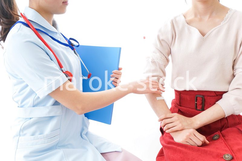 点滴をする女性と看護師