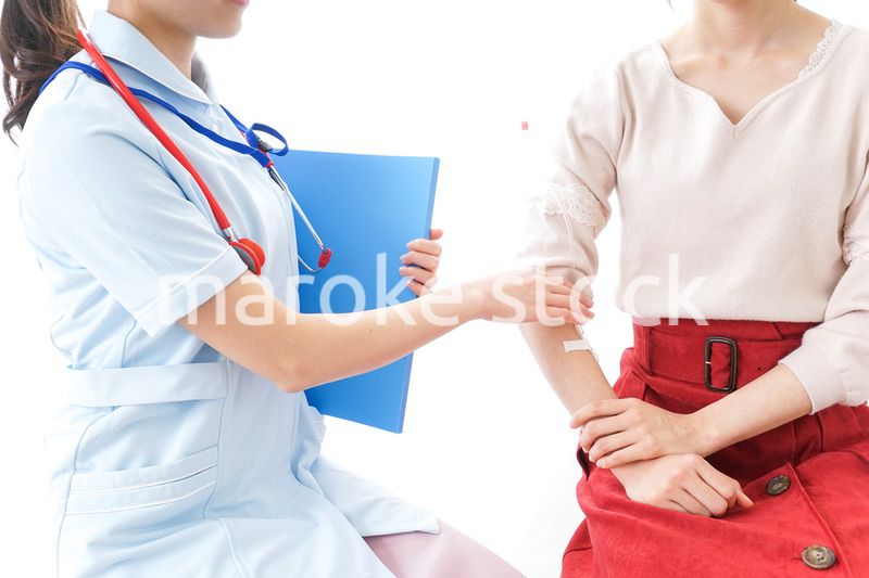 点滴をする女性と看護師