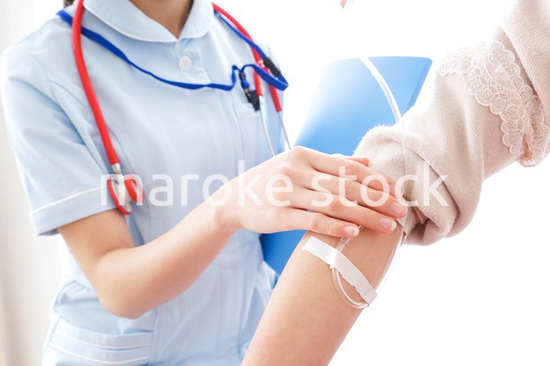点滴をする女性と看護師