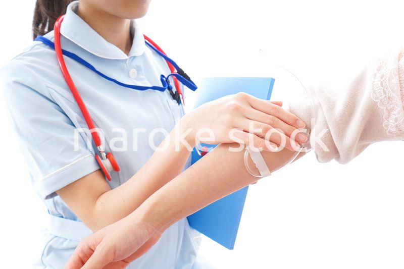 点滴をする女性と看護師