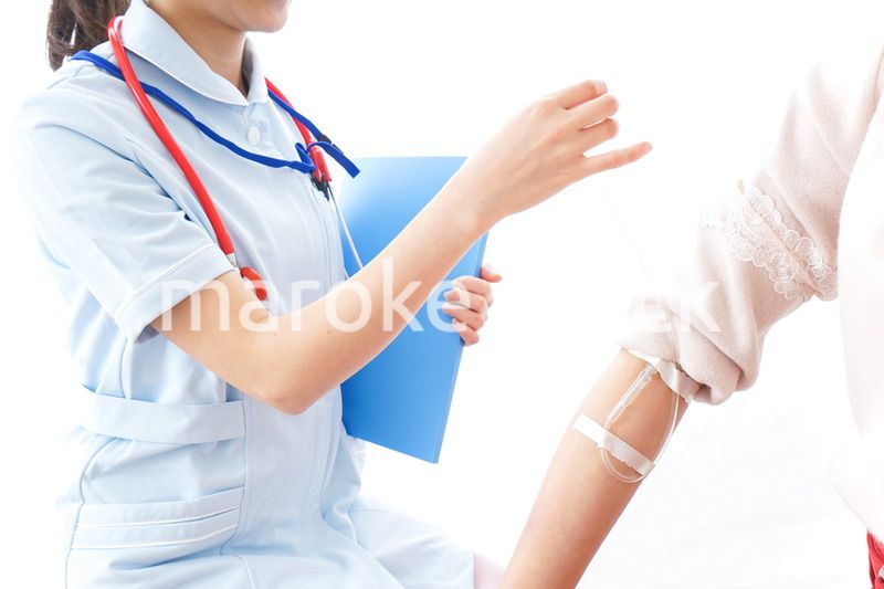点滴をする女性と看護師