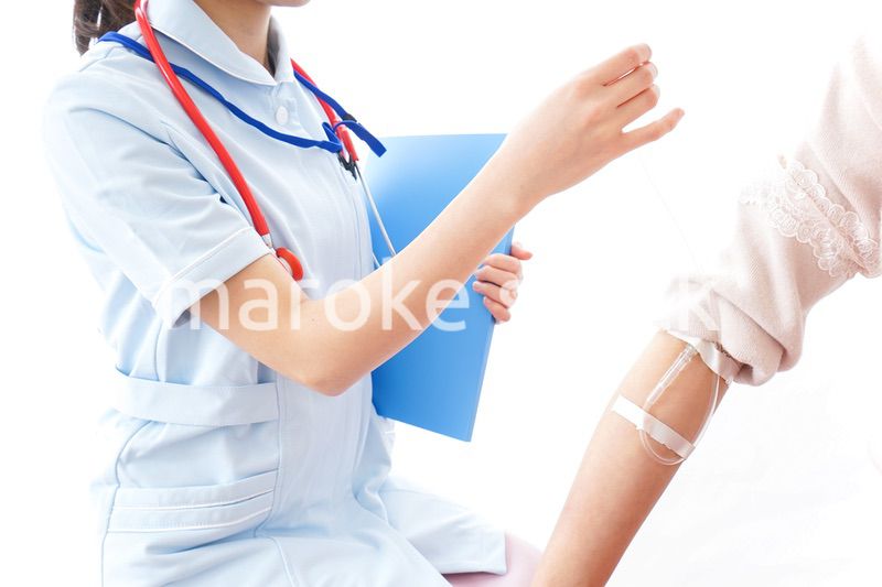 点滴をする女性と看護師