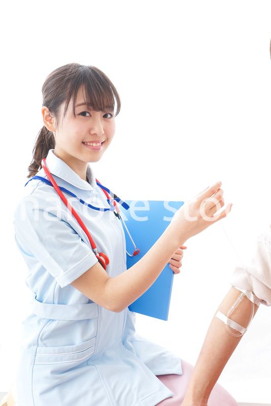 点滴をする女性と看護師