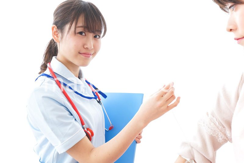 点滴をする女性と看護師