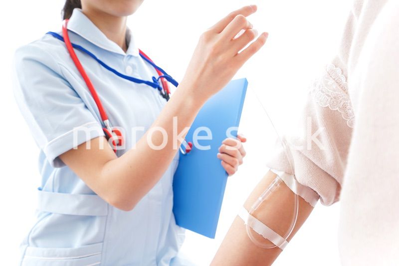 点滴をする女性と看護師