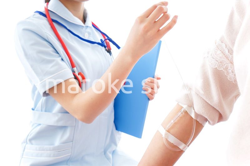 点滴をする女性と看護師