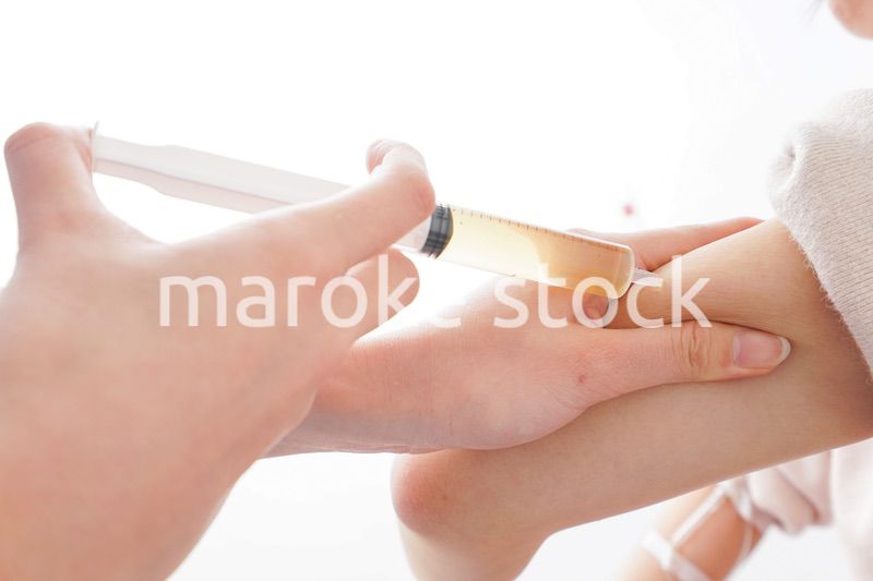 注射をする医師