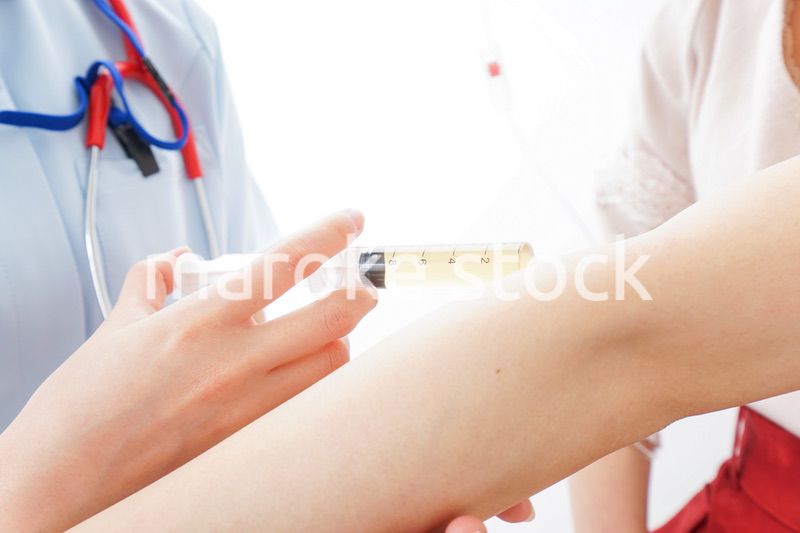 注射をする医師
