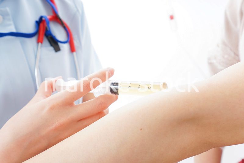 注射をする医師