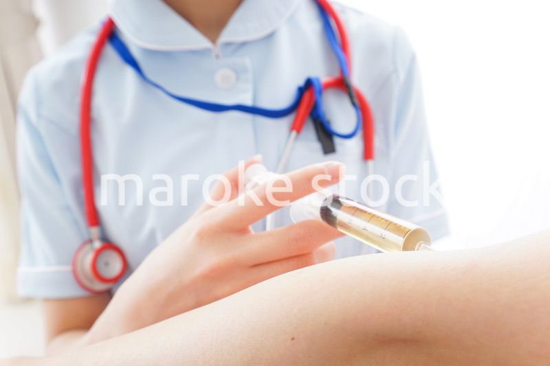 注射をする医師