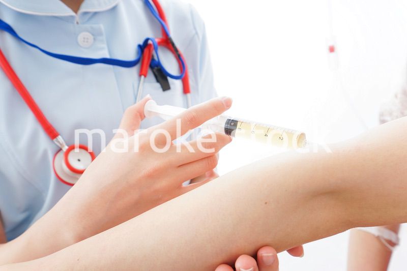 注射をする医師