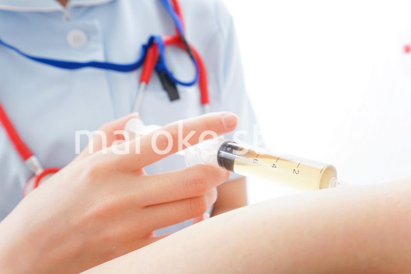 注射をする医師
