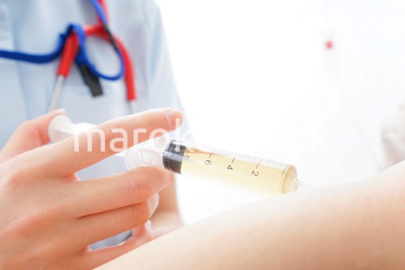 注射をする医師