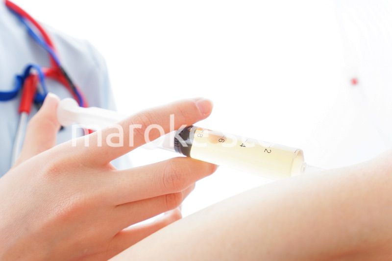 注射をする医師