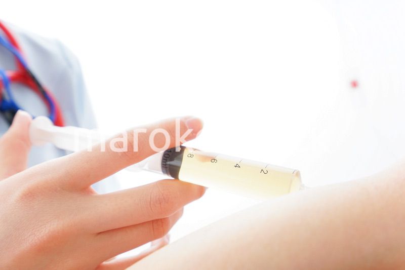 注射をする医師