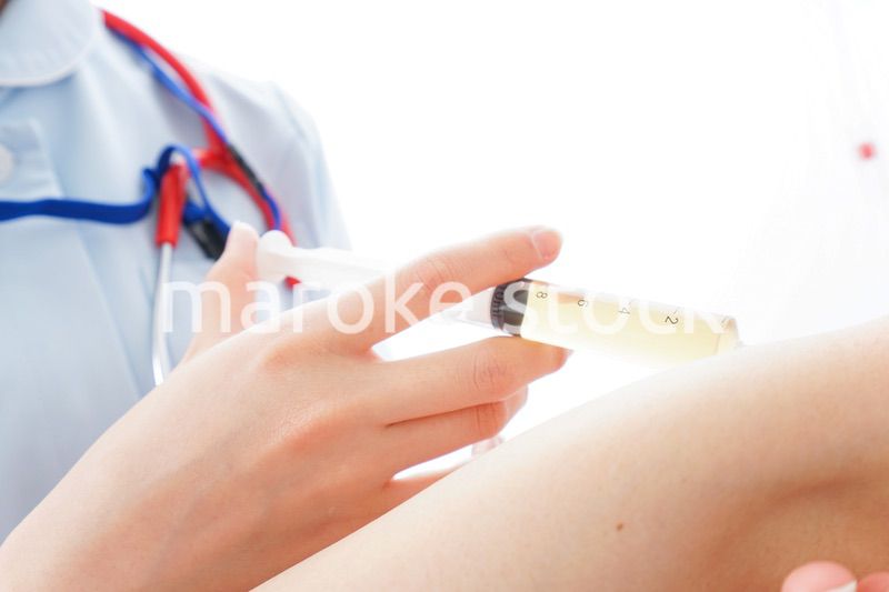 注射をする医師