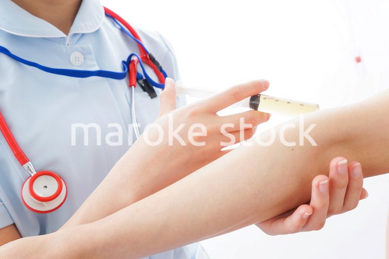 注射をする医師