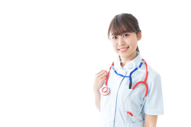 笑顔の若い看護師