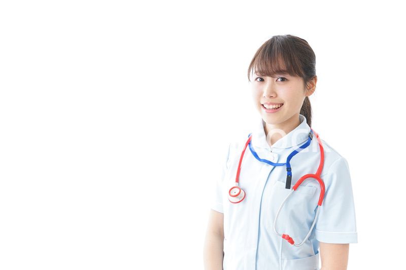 笑顔の若い看護師