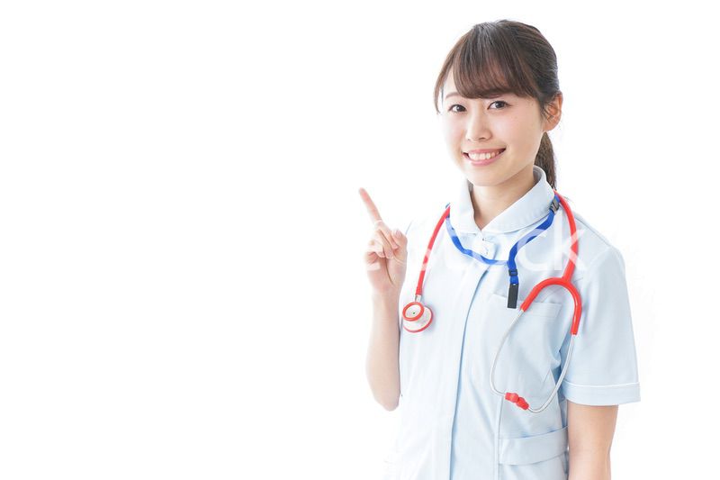 笑顔の若い看護師