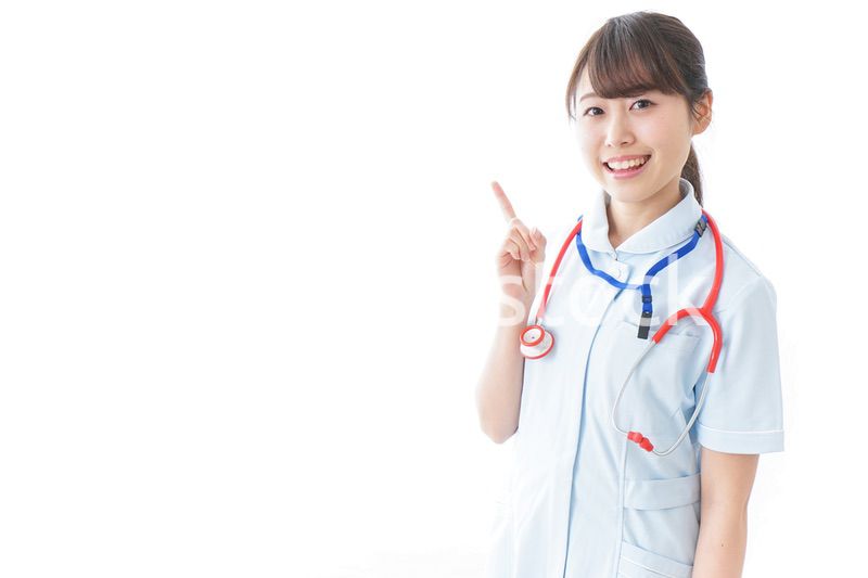 笑顔の若い看護師