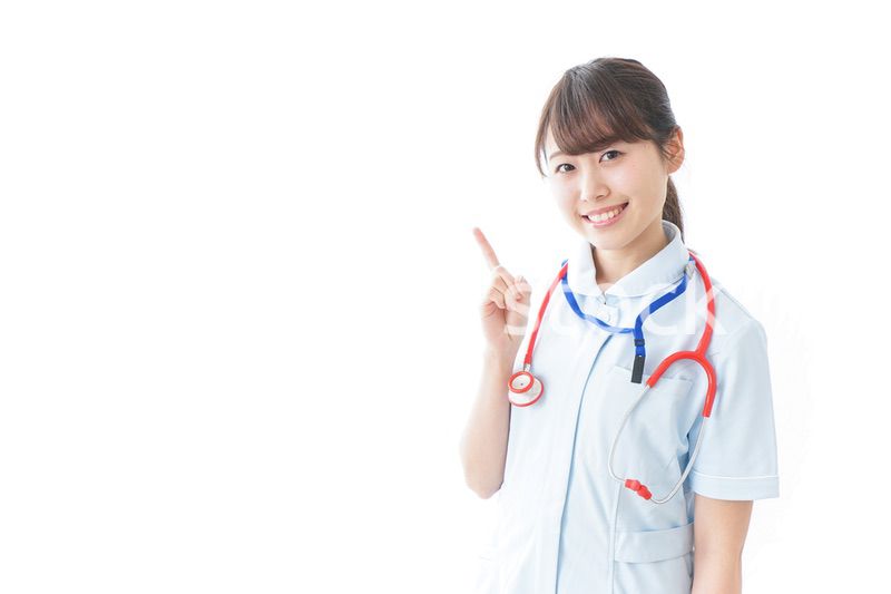 笑顔の若い看護師