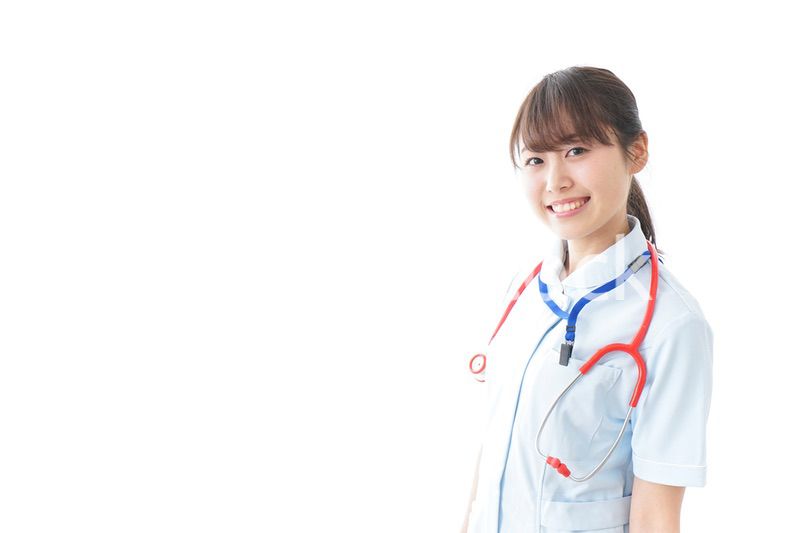 笑顔の若い看護師