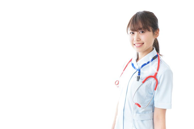 笑顔の若い看護師