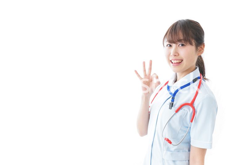 笑顔の若い看護師