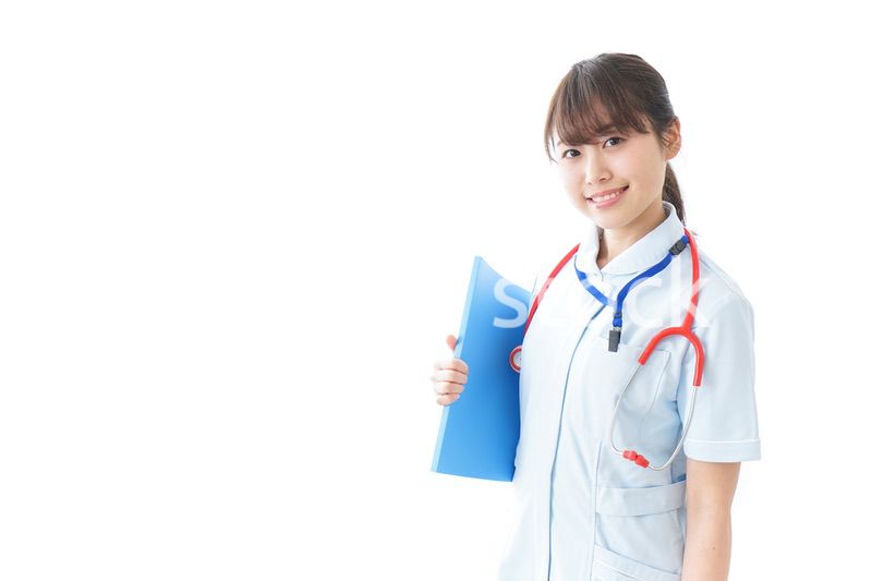 笑顔の若い看護師