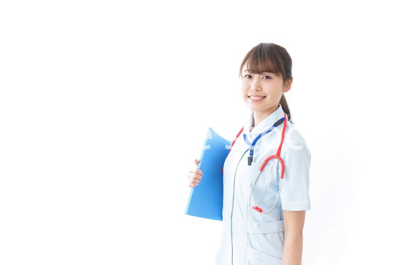 笑顔の若い看護師