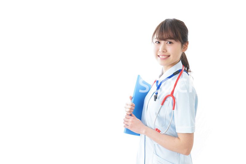 笑顔の若い看護師