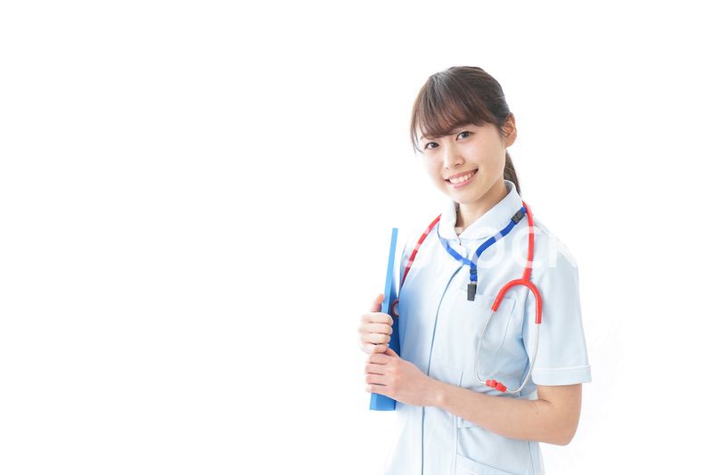 笑顔の若い看護師