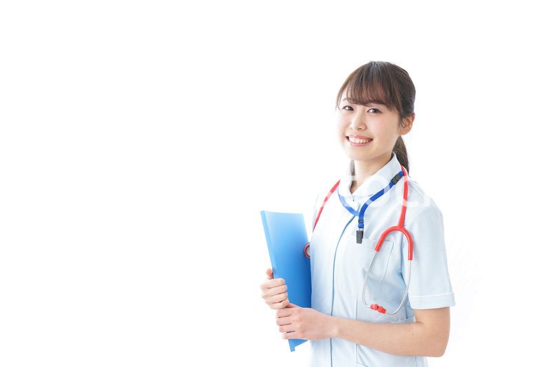 笑顔の若い看護師