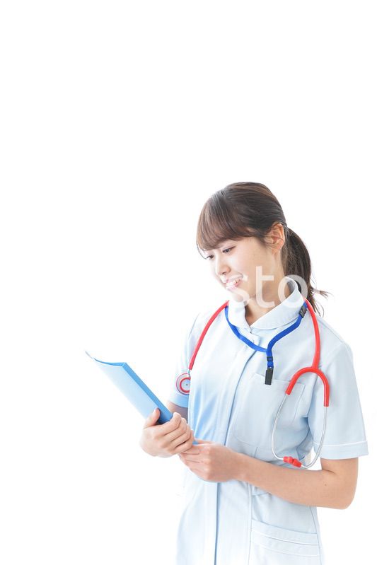 笑顔の若い看護師