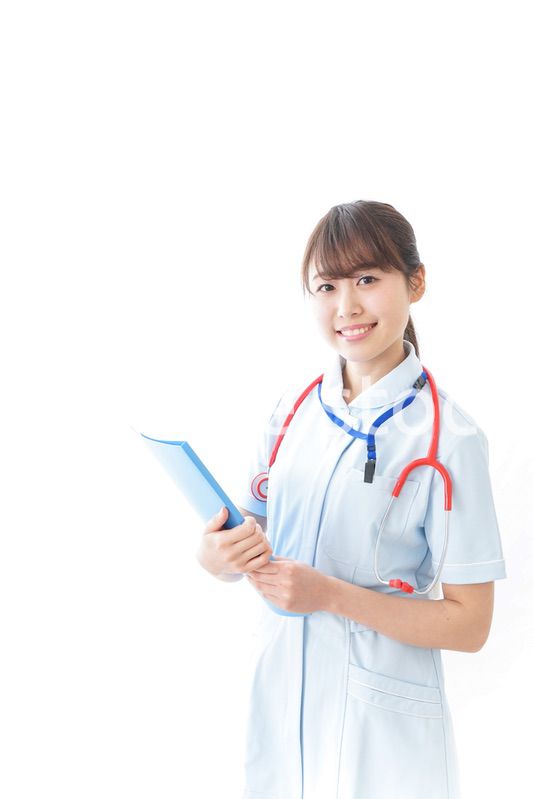 笑顔の若い看護師