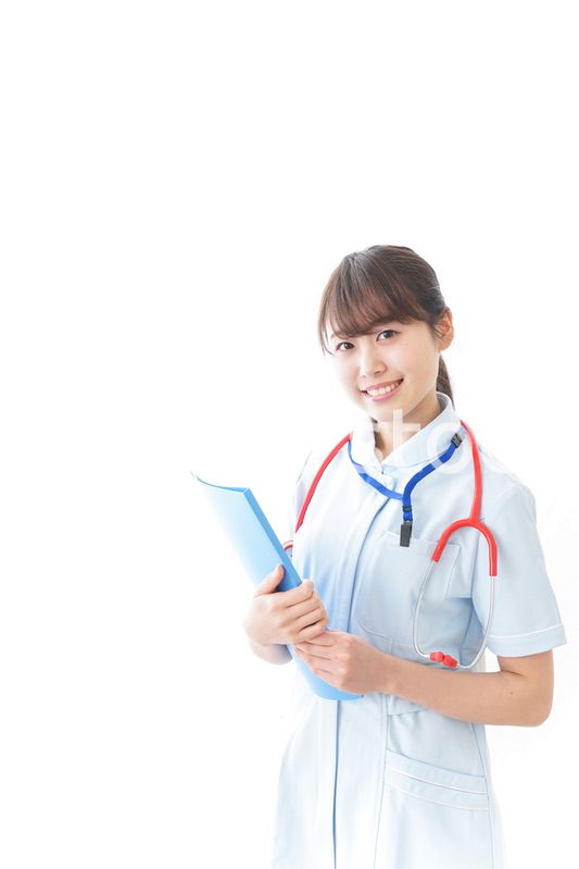 笑顔の若い看護師