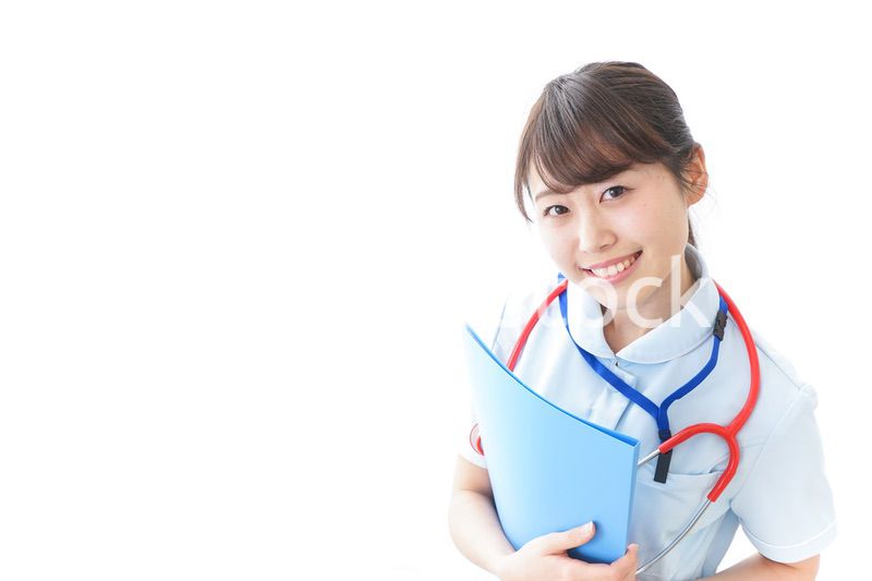笑顔の若い看護師